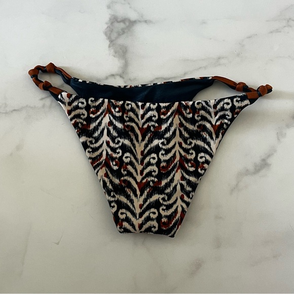 New RIO DE SOL Brazilian Bikini Bottom Ikat Essential Reversible Navy Blue Large - Picture 8 of 11